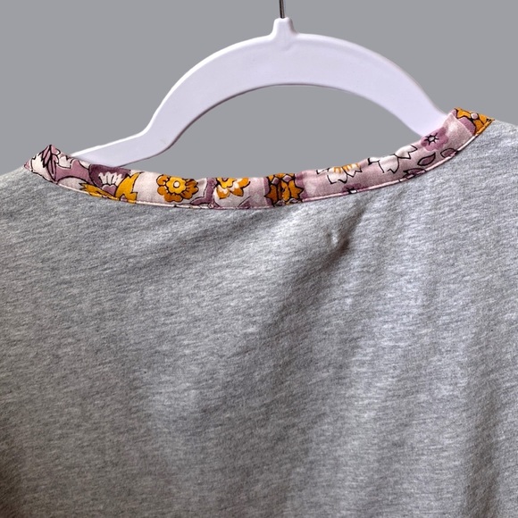 ANTHROPOLOGIE Gray/Purple Mixed Media Floral Top by Tiny, Size M. - Picture 13 of 14
